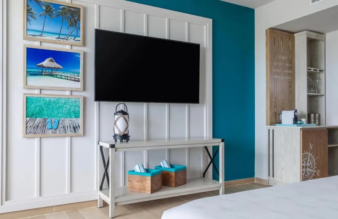 Pared de TV con trío de obras isleñas
