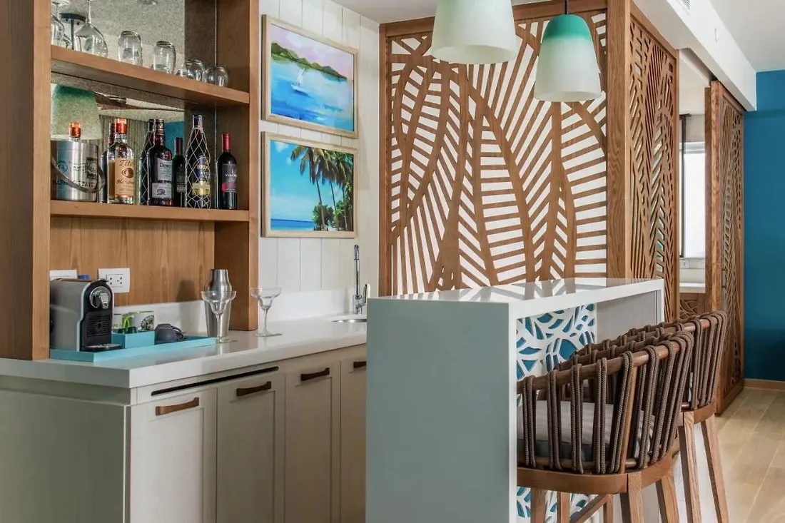 Bar de suite con obras de palma
