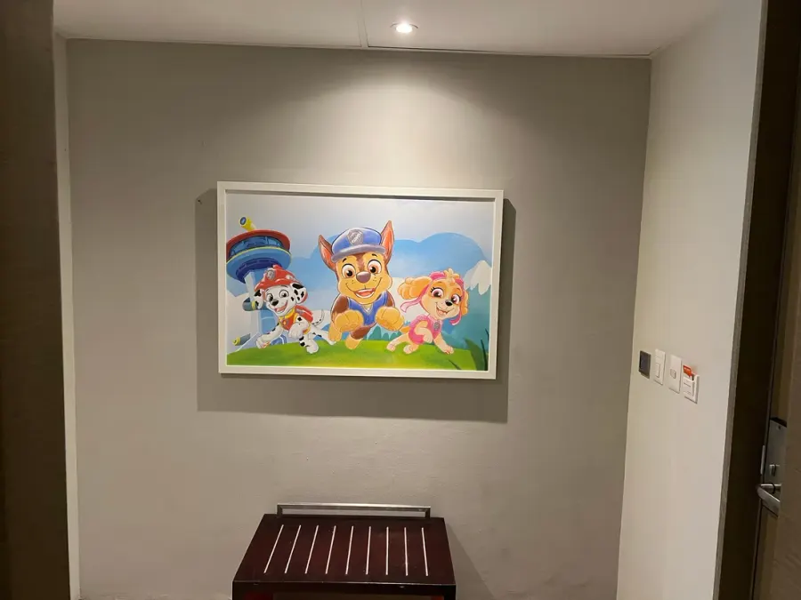 Nickelodeon Punta Cana: obra enmarcada de Paw Patrol en la entrada de una habitación