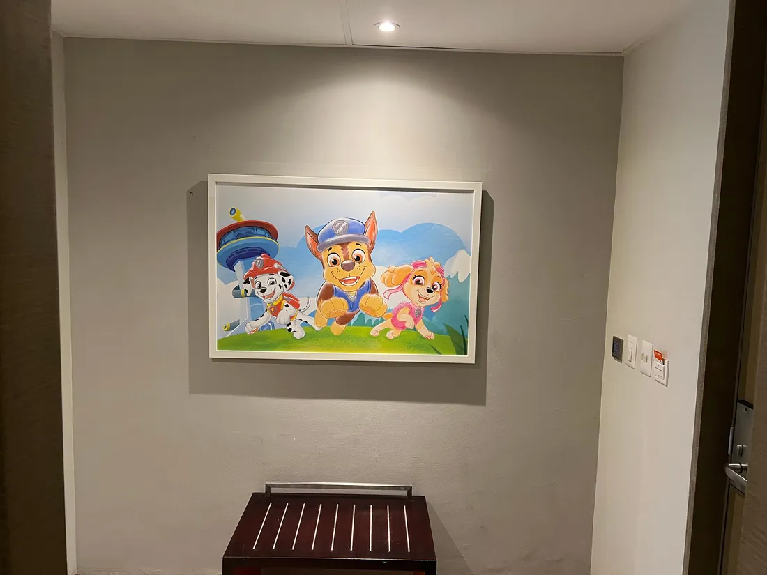 Obra enmarcada de Paw Patrol en la entrada de una habitación