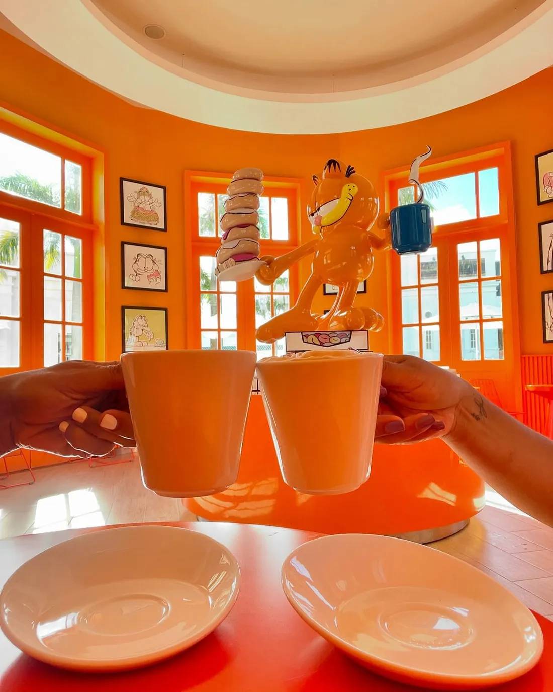 Café temático de Garfield con mural y láminas enmarcadas
