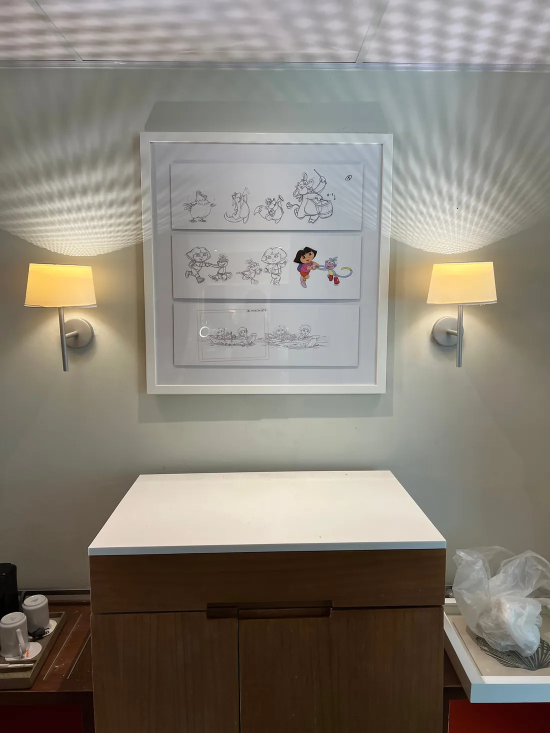 Tira de bocetos de personajes Nickelodeon sobre el minibar