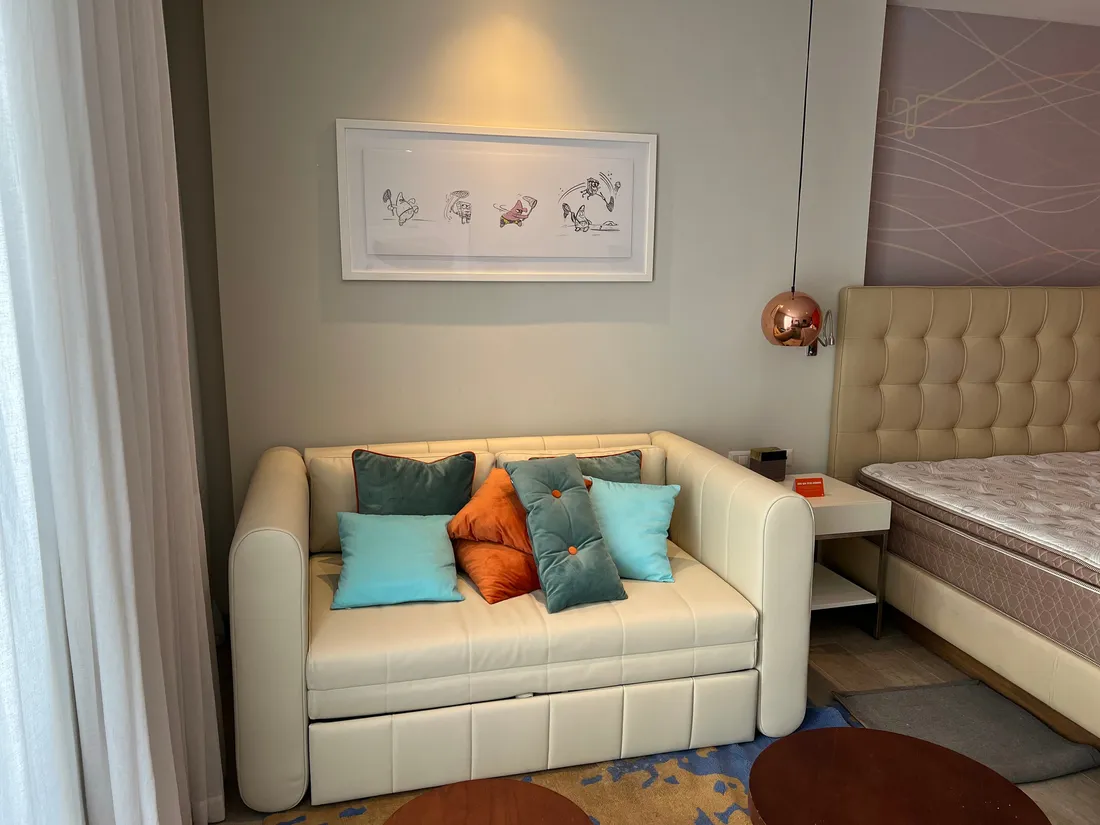 Sala de suite con bocetos de personajes enmarcados