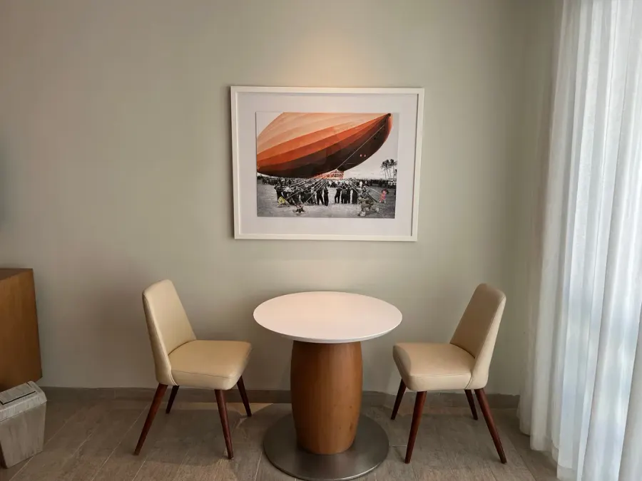 Fotografía histórica del dirigible Nickelodeon en un comedor