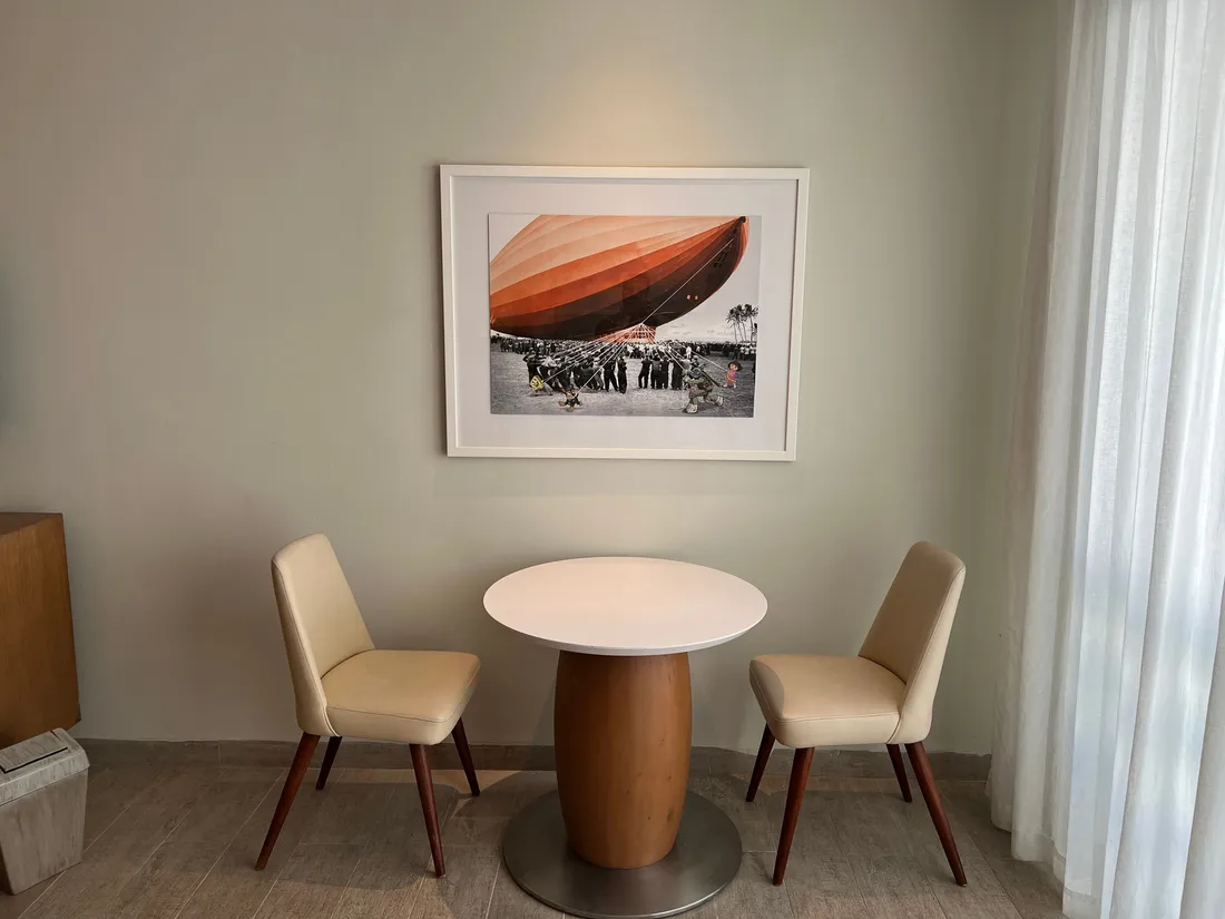 Fotografía histórica del dirigible Nickelodeon en un comedor