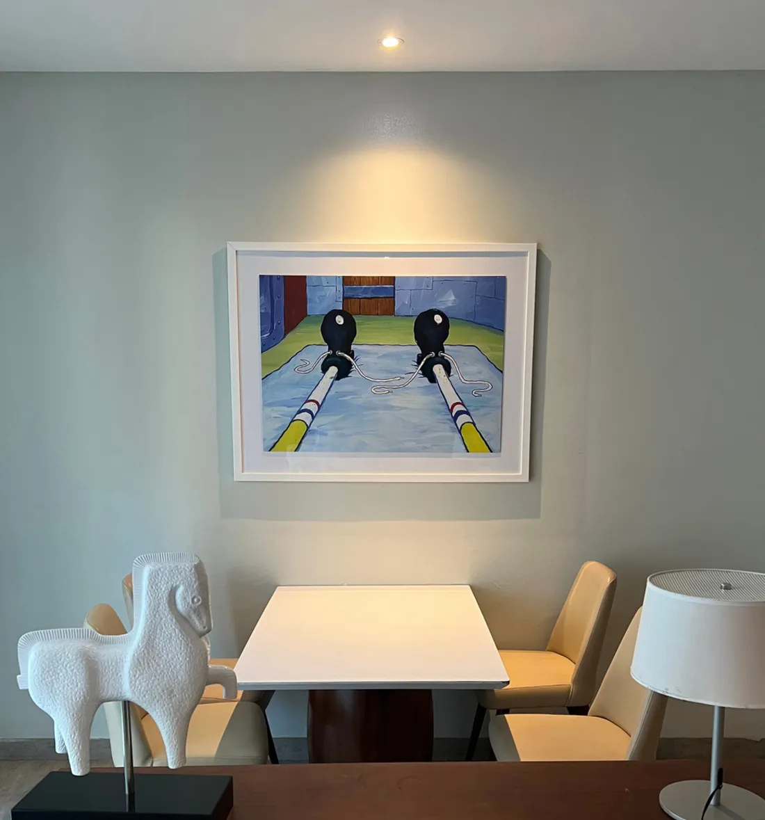 Obra pop de periscopios sobre el comedor de una suite