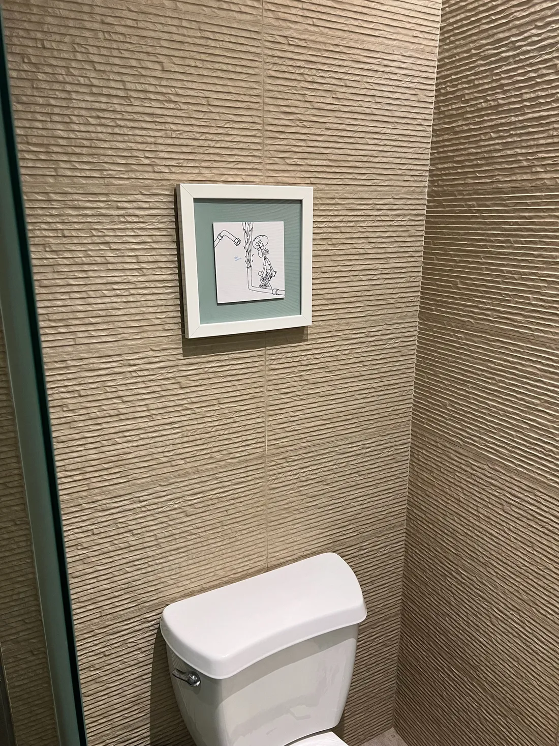 Boceto de Calamardo enmarcado en el baño de una habitación