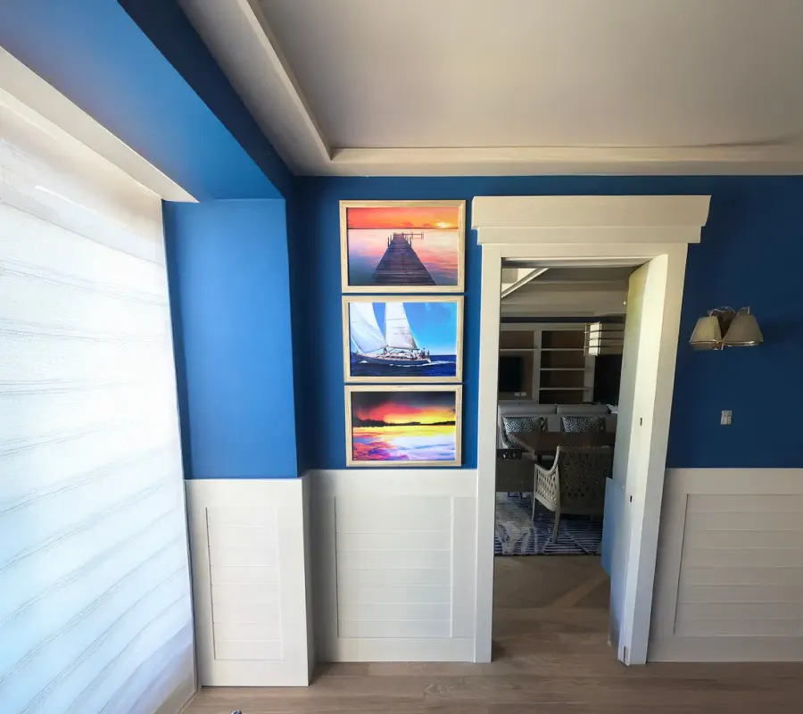 Trío de atardeceres sobre pared azul en una suite