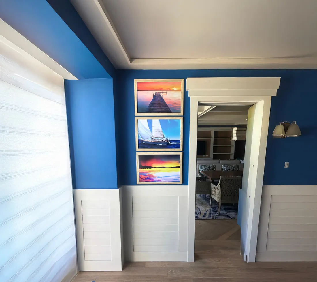 Trío de atardeceres sobre pared azul en una suite