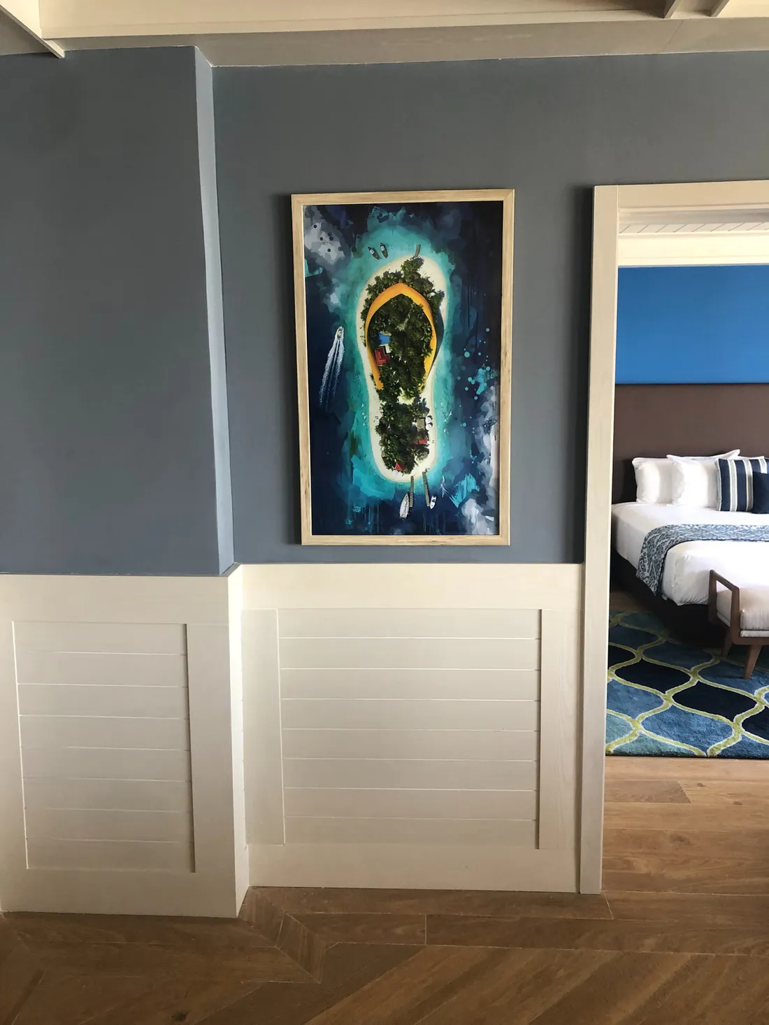 Obra de isla enmarcada en la entrada de una habitación