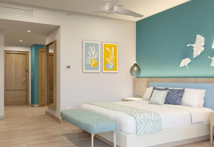 Habitación con dúo de coral y flora en marcos blancos
