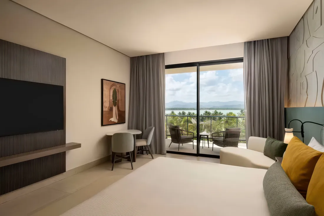 Habitación con arte figurativo y vista al mar