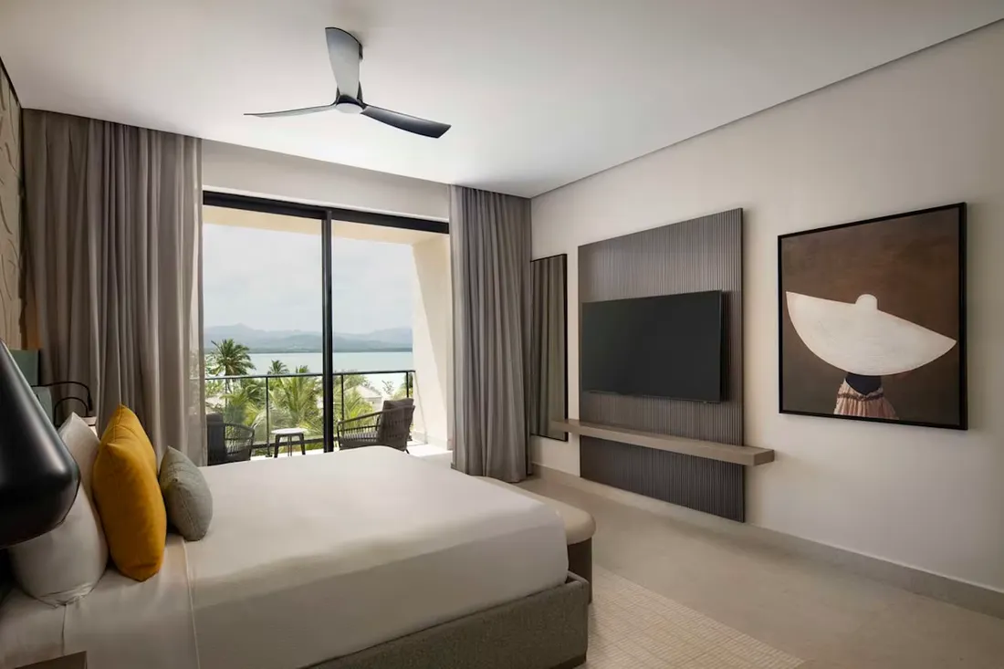 Habitación con obra de sombrero blanco