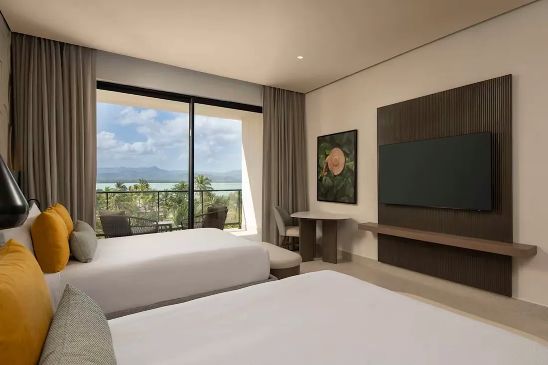 Habitación con obra botánica sobre la cama